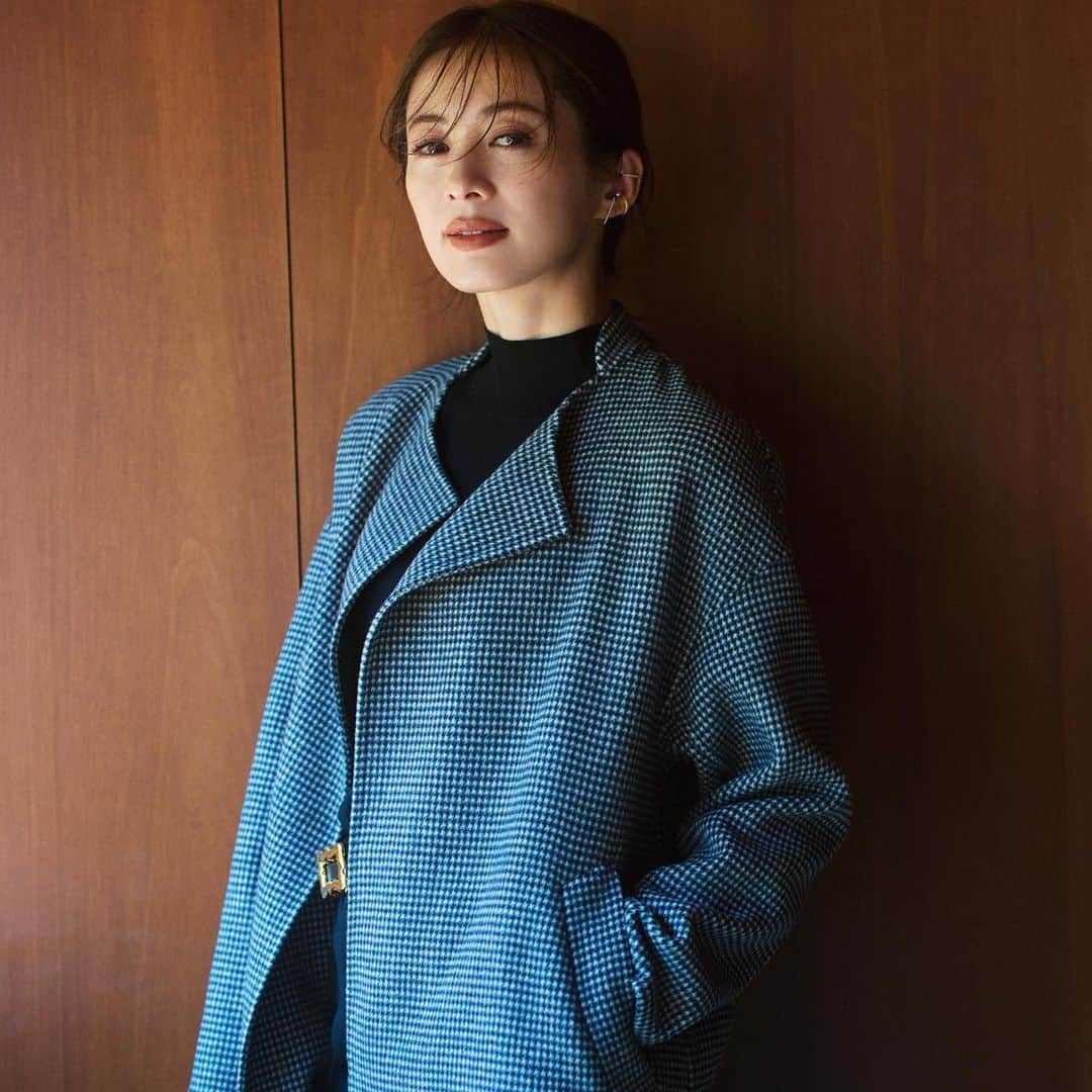 LAUTREAMONTのインスタグラム：「.  高垣麗子が着る LAUTREAMONT vol.2 50eme anniversary  2023 WINTER COLLECTION __________________________________  体を包み込むガウンシルエットで、保温性を兼ね備えたバックネックのスタンドカラーデザイン。 たっぷりのロング丈でエレガントな印象に。 また、ウエストベルトつきなのでウエストマークして印象チェンジも可能◎  ・3104-38043 ✔︎ファーストラムリバーコート　¥68,200(taxin)  .  #LAUTREAMONT #2023AW #2023WINTER #wintercollection」