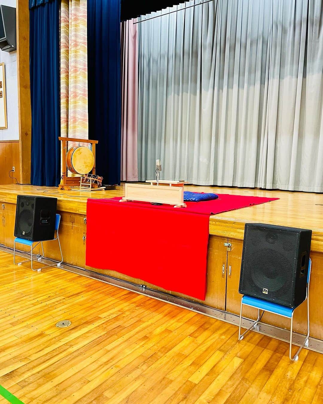 桂きん太郎さんのインスタグラム写真 - (桂きん太郎Instagram)「今日は #京都女子大学附属小学校 で #学校寄席 #体験学習 でした。  偏差値の高い学校が きん太郎に依頼するのには理由がある。  どこの学校でも体育館は 落語の音響には向かない。 体育館の音響を使うと 生徒たちが聴き取りにくくて なかなか伝わらないので 38マイクを含めて 音響機材一式を全て持ち込み。 寄席の雰囲気で楽しんでもらいます。  小学校の場合、 全校生徒全員でやると １回で済んでしまうのですが 1年〜6年まで年齢差があるので ネタや伝え方をどちらかに 合わせないといけなくなります。 なので低学年、高学年と ２回に分けてダブルヘッダー‼︎  これで退屈させずにたくさんの生徒に 実際に体験してもらう事も可能になる。  落語を通じて言葉の使い方や 大切さを生徒に伝える、 コミニケーションの授業です。 そこが他の業者さんとは違うところ。  エンジェルスの大谷さんが 日本中の小学校2万校に グローブを贈るそうですが 私ももっともっと頑張って 扇子と手拭いを贈りたいですね。 メッセージには 「落語やろうぜ‼︎」と書いて（笑）  全国どこにでも 落語の出前を致します。 「Uber eatsでいいんじゃな〜い？」 御注文をお待ちしております。  #落語 #視聴覚行事」11月14日 17時05分 - kintarohkatsura
