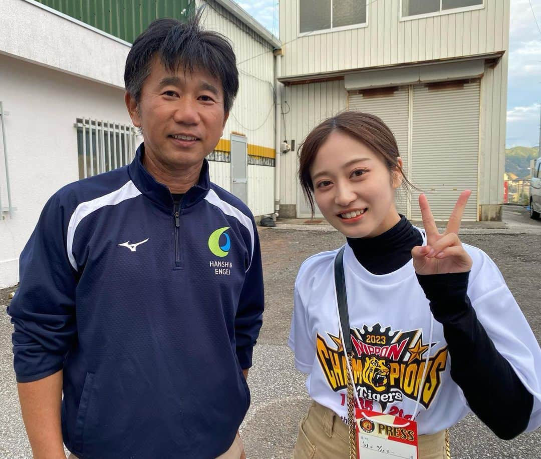 川上千尋さんのインスタグラム写真 - (川上千尋Instagram)「阪神園芸の金沢さん  安芸でお会いできました☺️  月刊タイガースで取材させていただいてから、 お会いするといつもお話しして下さる金沢さん！ とてもうれしいです🙇🏻‍♀️  甲子園でもそうですが、キャンプ地でも阪神園芸さんの神整備を拝見できるのも見所のひとつです☝🏻✨  ご縁に感謝の日々です🙏🏻  #阪神タイガース #安芸キャンプ #高知県 #阪神園芸 #神整備  #お写真撮っていただき #ありがとうございました #金沢さんが現場にいらっしゃる安心感  #桁違いです #🐯」11月14日 17時05分 - this_chihhi