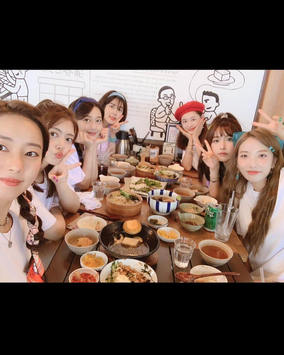 チョ・ヒョニョン のインスタグラム：「#레인보우 #14주년  축하해 주셔서 감사합니다 ♥️🧡💛💚💙💗💜 레인너스 , 멤버들 아이시떼루-!」