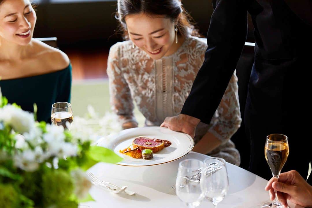 東京會舘本舘ウエディングさんのインスタグラム写真 - (東京會舘本舘ウエディングInstagram)「@tokyokaikan_wedding .——————————. * 世界中のVIPたちの 舌を唸らせ続けた東京會舘の料理。  シェフ自慢の婚礼料理は 一番美味しいタイミングでサーブします。 * ——————————. #東京會舘 #tokyo #関東花嫁 #weddingdress #東京花嫁 #wedding #dress #ウェディングドレス #プレ花嫁 #卒花 #結婚式場 #日本中のプレ花嫁さんと繋がりたい #結婚式準備 #ウェディングレポ #ブライダルフェア #チャペル #結婚式 #パーティ #披露宴 #weddingparty #結婚式場探し #大正ロマン #ウェディング #式場探し #式場見学 #結婚式披露宴 #披露宴パーティ #婚礼料理 #フレンチ #おもてなし婚」11月14日 17時00分 - tokyokaikan_wedding