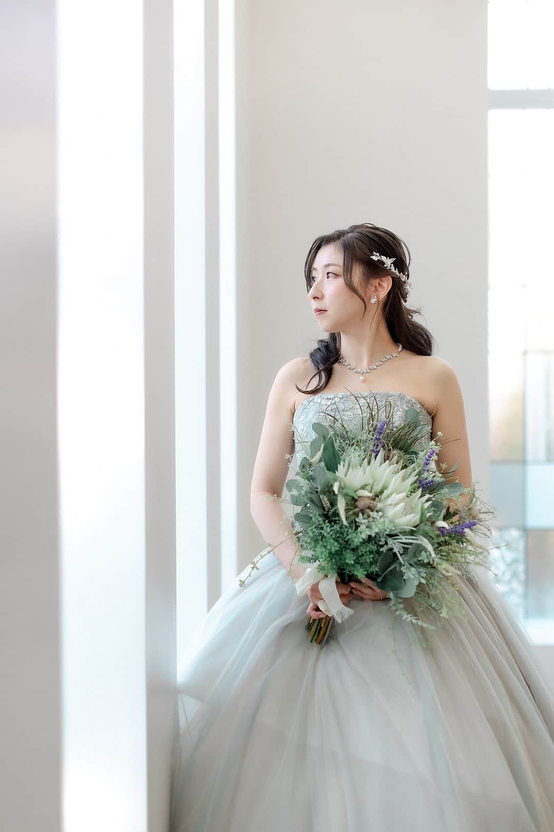 【公式】小さな結婚式さんのインスタグラム写真 - (【公式】小さな結婚式Instagram)「. @petit.wedding をフォローしてね♩ #小さな結婚式 をつけてのお写真投稿も大歓迎です♡ こちらの公式IGでリグラムさせていただきます＊ . 花嫁さまのウェディングベールを おふたりにふわっと掛ければ まるでドラマのワンシーンのような一枚に。  韓国花嫁さまの間でも 絶大な人気を集めるこちらのショット。 ぜひ真似してみては？ . >>#小さな結婚式新潟店 . ——————— #petitwedding #ラヴィファクトリー #前撮り #結婚式 #プレ花嫁 #卒花 #家族婚 #少人数結婚式 #ウェディング #wedding #bridal #weddingdress #花嫁 #挙式 #結婚式準備 #式場探し #日本中のプレ花嫁さまと繋がりたい #結婚式の思い出に浸る会 #結婚準備 #新潟花嫁 #ウェディングフォト #花嫁コーディネート #ベールフォト #前撮り #フォトウェディング #スタジオフォト #韓国花嫁 #ウェディングベール」11月14日 17時00分 - petit.wedding