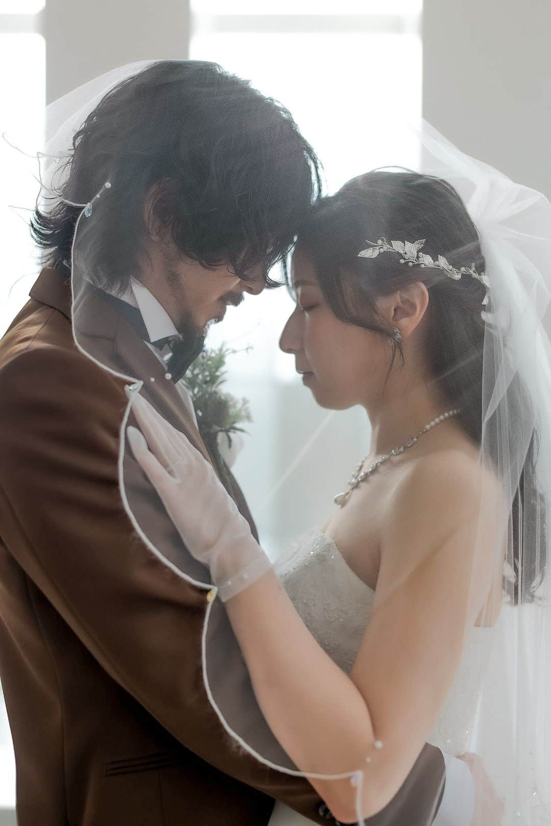 【公式】小さな結婚式さんのインスタグラム写真 - (【公式】小さな結婚式Instagram)「. @petit.wedding をフォローしてね♩ #小さな結婚式 をつけてのお写真投稿も大歓迎です♡ こちらの公式IGでリグラムさせていただきます＊ . 花嫁さまのウェディングベールを おふたりにふわっと掛ければ まるでドラマのワンシーンのような一枚に。  韓国花嫁さまの間でも 絶大な人気を集めるこちらのショット。 ぜひ真似してみては？ . >>#小さな結婚式新潟店 . ——————— #petitwedding #ラヴィファクトリー #前撮り #結婚式 #プレ花嫁 #卒花 #家族婚 #少人数結婚式 #ウェディング #wedding #bridal #weddingdress #花嫁 #挙式 #結婚式準備 #式場探し #日本中のプレ花嫁さまと繋がりたい #結婚式の思い出に浸る会 #結婚準備 #新潟花嫁 #ウェディングフォト #花嫁コーディネート #ベールフォト #前撮り #フォトウェディング #スタジオフォト #韓国花嫁 #ウェディングベール」11月14日 17時00分 - petit.wedding