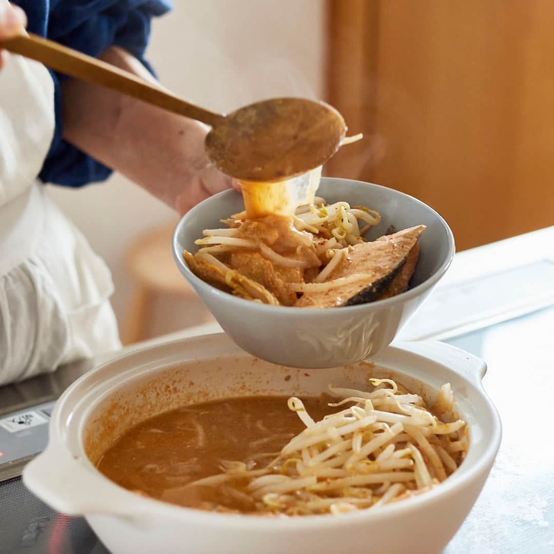 北欧、暮らしの道具店さんのインスタグラム写真 - (北欧、暮らしの道具店Instagram)「【二品鍋】練りごまでまろやかに。家族で食べやすい「秋鮭×もやしのキムチごま鍋」  - - - - - - - - - - - - - - - - -   メインの具材は2つ。 買い物の必要がないくらいシンプルで、 食べごたえばつぐんの鍋レシピを 料理家・黄川田としえ （きかわだ としえ）さんに教わりました。  今回はたっぷりのごまでマイルドに仕上げた、 大人も子供も食べやすいキムチ鍋です。  - - - - - - - - - - - - - - - - - 練りごまでまろやかな 秋鮭とたっぷりもやしのキムチごま鍋 - - - - - - - - - - - - - - - - - ＜材料（1〜2人分）＞ � 生鮭…2切れ もやし…1袋 白菜キムチ…60g かつおだし…（顆粒だしを水に溶いてもOK）…400ml  A�白ねりごま…大さじ3 すりごま…大さじ2 酒…大さじ1 味噌…小さじ2 しょうゆ…小さじ1  【作り方】 ❶鍋にかつおだしとAの調味料、 白菜キムチを加えてよく混ぜ、中火にかける。  ❷沸騰したら、生鮭、もやしを加え、ふたをして4分ほどおく。 鮭に火が通ったらできあがり。 器に盛り、お好みでキムチをトッピングしてもおいしい。  - - - - - - - - - - - - - - - - - - - - - - -  黄川田さん： 「今回は生鮭を使っています。 塩鮭を使う場合は、調味料の 塩分を減らして味見をしてくださいね。  たっぷりのごまで子供でも 食べやすい辛さに仕上げたので、 辛いもの好きな方はお好みで キムチを足すといいですよ。  具材をプラスするなら、水菜やニラがおすすめ。 〆はごはんでもいいですが、中華麺もおすすめ。 坦々麺風でおいしいですよ」  #food#foodstagram#レシピ#鍋物#鍋#鍋レシピ#キムチ鍋#晩ごはん#簡単レシピ#平日レシピ#鮭#ごま#キムチ#暮らしを楽しむ#日々の暮らし#北欧#暮らし#北欧暮らしの道具店 #黄川田としえ さん」11月14日 17時01分 - hokuoh_kurashi