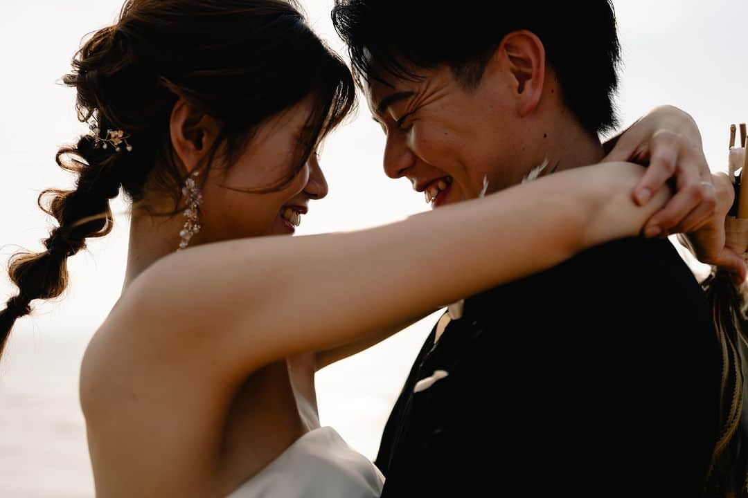 ラヴィ•ファクトリーのインスタグラム：「【写真で叶える結婚式】 . まるでここは海外！？と思うような 壮大な景色をバックに思い出の一枚を📷  サンセットタイムならではの シルエットフォトも素敵です！ . —————— ラヴィファクトリー:@fukuoka_laviephotography Photographer: @yuuto_photography AREA:JAPAN,FUKUOKA —————— @laviefactoryをフォローして #laviefactory #ラヴィファクトリー のハッシュタグをつけて お写真を投稿してみてくださいね* . こちらの公式IG（@laviefactory） で取り上げさせていただきます✨ . 思わず笑顔になれるハートのある 「家族写真」はラヴィクルール* >>>@laviecouleur_official . #wedding #weddingphotography #photo #ハートのある写真 #instawedding #結婚写真 #ウェディング #ウェディングフォト #撮影指示書 #ロケーションフォト #前撮り #写真好きな人と繋がりたい #フォトウェディング #卒花 #後撮り #ウェディングニュース #前撮り小物 #前撮りフォト #前撮りアイテム #ウェディング撮影 #撮影構図 #前撮りアイディア #撮影指示書 #花嫁コーディネート #花嫁コーデ #シルエットフォト #海外風フォト #おしゃれ花嫁」