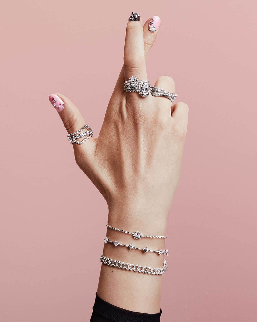 PANDORAのインスタグラム：「Make your holiday dream styles and stacks come true. Leave a 🤞 below and tag someone who needs your wish list! #LovesUnboxed #Pandora #Jewellery」