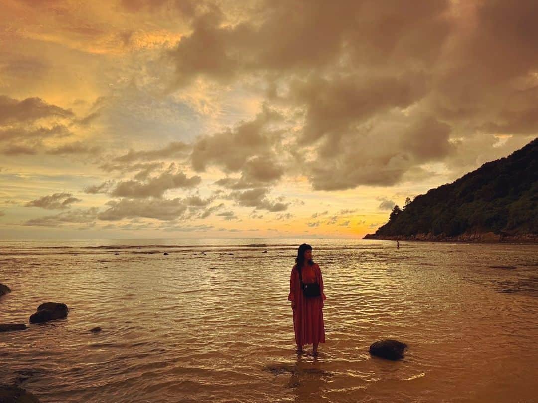 入山法子さんのインスタグラム写真 - (入山法子Instagram)「お休み頂戴しまして、 タイへ行ってきました！初めてのタイです☺️ こちらはプーケット。  朝から日が暮れるまでプールと海で遊んで、 ごはんやお酒をゆっくり楽しんで 向上心溢れるアグレッシブなタイの人たちに元気をもらい 賢く可愛く力持ちなゾウさんたちに感動！感激！して たくさん空気の入れ替えができました➰🤸‍♀️🏝️✨💓  もう少し旅の写真アップしますね。 よろしければお付き合いください☺️」11月14日 17時02分 - iriyamanoriko_official