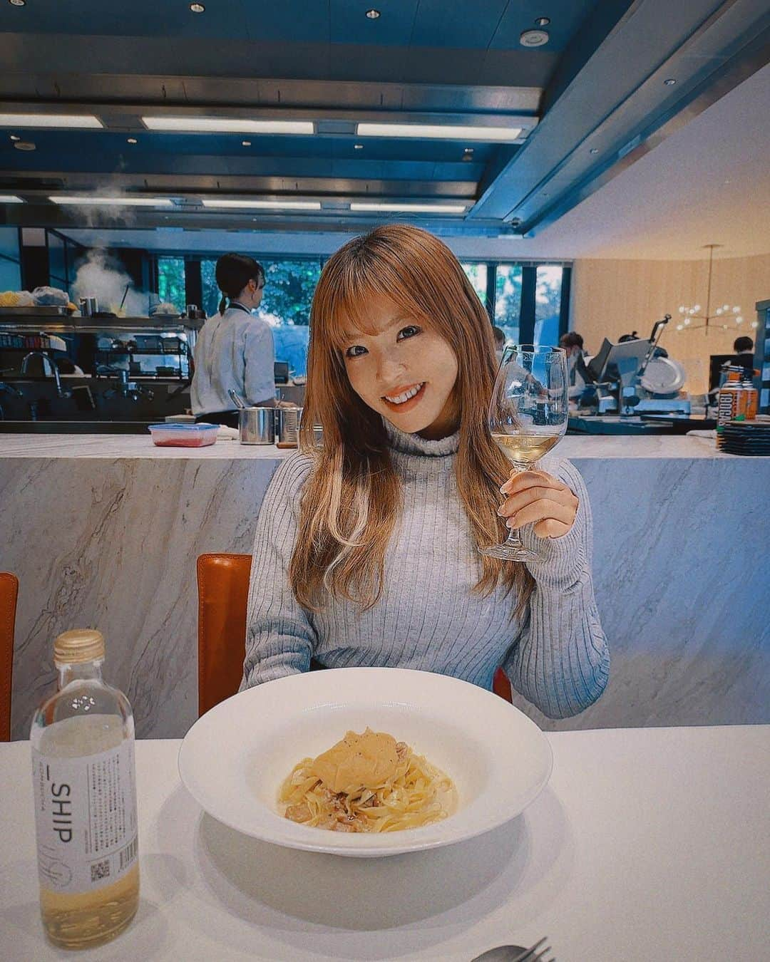 白川未奈さんのインスタグラム写真 - (白川未奈Instagram)「表参道でランチ🍽️白ワインじゃないよ！コンブチャだよ！去年アメリカ行った時に、コンブチャ見つけてハマったんだけど、日本にもあったー😍  #lunch #kombucha #ランチ #コンブチャ #MinaShirakawa #prowrestling #プロレスラー」11月14日 17時02分 - mina_shirakawa