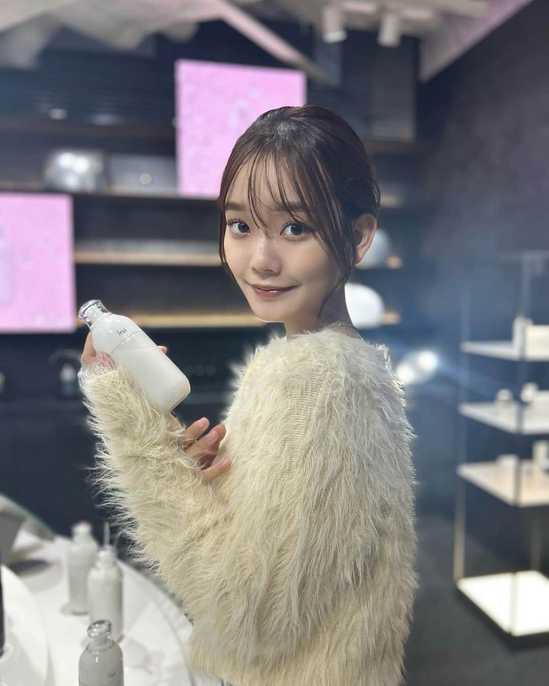 青戸しののインスタグラム：「IPSA青山オフィスの中にある「IPSA no NIWA」にご招待頂きました🌳  IPSAの歴史がぎゅっと詰まったアーカイブルームや実際の店舗に並べられている形で商品を見ることが出来て素敵空間だった〜！  コスメもスキンケアもずっと愛用していたんですけど改めて肌測定をしてもらって、今の季節や肌の状態に合ったMEという化粧液と洗顔料をプレゼントしていただきました🎁 私は油分が足りてなかったみたいで一番しっとりした8番が肌に合ってたみたい(ずっと4番使ってた…) トロッとしたテクスチャーなのに肌に乗せてもベタつかないから、メイクの前にも使ってます🪞  丁寧なカウンセリングで、やっぱり寄り添い力が強いブランドだなぁって実感したし、自分の素肌を知って向き合うことが出来る時間でした。  SNSキャンペーンで、一般の方にも募集をかけているらしいのでぜひチェックしてみてください🥰 乾燥に負けずに冬楽しもうね⛄️ . . #PR #IPSA #イプサ #素肌から私の自信を作ろう #素肌Journeyイベント」