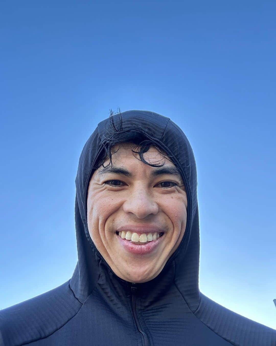 小島よしおのインスタグラム：「ホノルルマラソに向けてロングラン。 昨日の筋肉痛が残ってて早めに終了。」