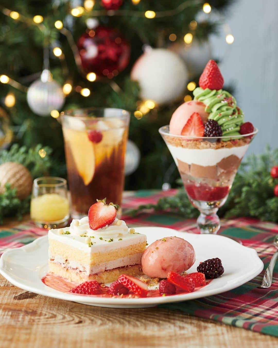 Afternoon Teaのインスタグラム：「. ＼🎄明日11/16 Start🎄／ ティールームでは、「Joyful Christmas」をテーマに、華やかなクリスマスシーズンにぴったりのメニューが明日11/16から登場します。また、店内メニューやテイクアウトアイテムを対象に、抽選でプレゼントが当たる「#アフタヌーンティーでクリスマス2023」投稿キャンペーンも開催！詳細は次の投稿をチェックしてくださいね。  --------------------------- #苺とアーモンドクランチのクリスマスケーキプレート （写真手前） --------------------------- 練乳とカスタードを合わせたミルクホイップと、自家製アーモンドクランチを合わせたコクのあるアーモンド風味のホイップを重ねたショートケーキに、フレッシュ苺などのベリーとストロベリージェラートを合わせました。 ＜展開期間＞11/16～12/25 ＜展開店舗＞アフタヌーンティー・ティールーム各店舗 （ルミネ有楽町、テラスモール湘南、ららぽーと横浜、イオンレイクタウンkaze、名古屋ラシック、梅田阪神を除く）  --------------------------- #苺とピスタチオホイップのクリスマスツリーパフェ （写真右） --------------------------- ピスタチオホイップ、ストロベリージェラート、アールグレイショコラプリン、白ぶどうのジュレなどを重ね合わせて3種のベリーを飾りました。 ＜展開期間＞11/16～12/25  ＜展開店舗＞アフタヌーンティー・ティールーム各店舗 （ルミネ有楽町、テラスモール湘南、ららぽーと横浜、イオンレイクタウンkaze、名古屋ラシック、梅田阪神を除く）  --------------------------- #林檎のスパークリングジュレッティー （写真左） --------------------------- 「スパークリングティーベース　ダブルアップル」に、りんご、ラズベリーや青りんご風味ゼリーを合わせました。りんごのソースを添えて。 ＜展開期間＞11/16～12/25 ＜展開店舗＞アフタヌーンティー・ティールーム各店舗 （テラスモール湘南、ららぽーと横浜、イオンレイクタウンkaze、名古屋ラシックを除く）  ※天候不良などにより、予告なく食材が変更になる場合がございます。あらかじめご了承ください。 ※写真はイメージです。実際にご提供する際のお皿等は異なります。  --------------------- Afternoon Tea公式アカウントでは 季節のメニューや雑貨の情報を日々発信しています。 ぜひフォローしてください！ @afternoontea_official ---------------------  #アフタヌーンティーティールーム #アフタヌーンティー #AfternoonTeaTEAROOM #AfternoonTea #TeaforPeace #アフタヌーンティーでクリスマス2023 #アフタヌーンティーお茶時間 #カフェ #カフェ巡り #お茶時間 #パフェ #パフェ部 #パフェ活 #パフェ巡り  #cafe #パスタ #ランチ #TEA #スイーツ #クリスマス #クリスマス2023」