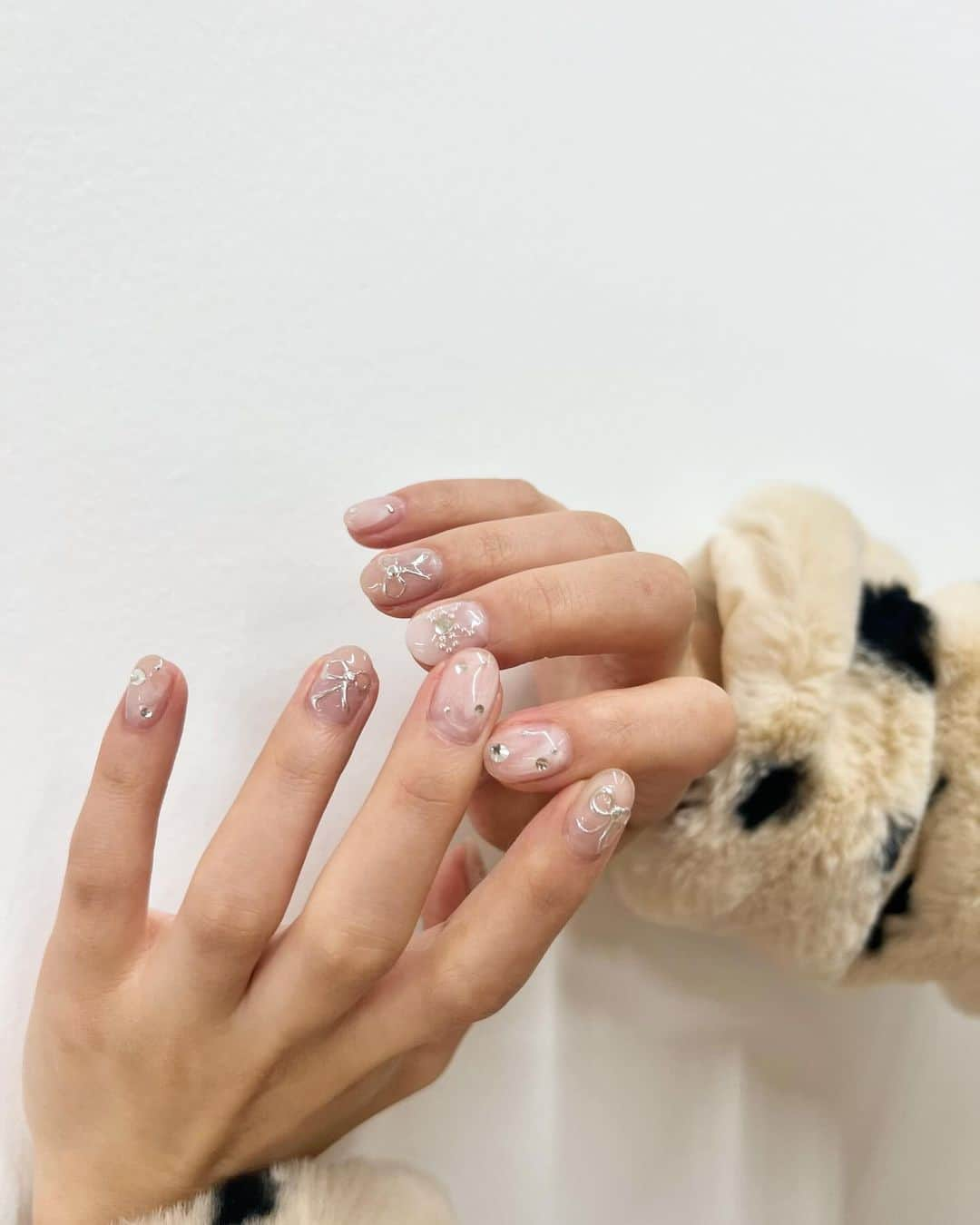 安中芙美さんのインスタグラム写真 - (安中芙美Instagram)「nail 🎀 リボンに夢中なので今回はリボンネイル♡ シルバーリボンがいい感じです🎧✨ すぐ伸びるから短くした💅  #nail #ネイル #リボンネイル #リボン #ribbon #네일 #리본」11月14日 17時13分 - fumitwinsworld