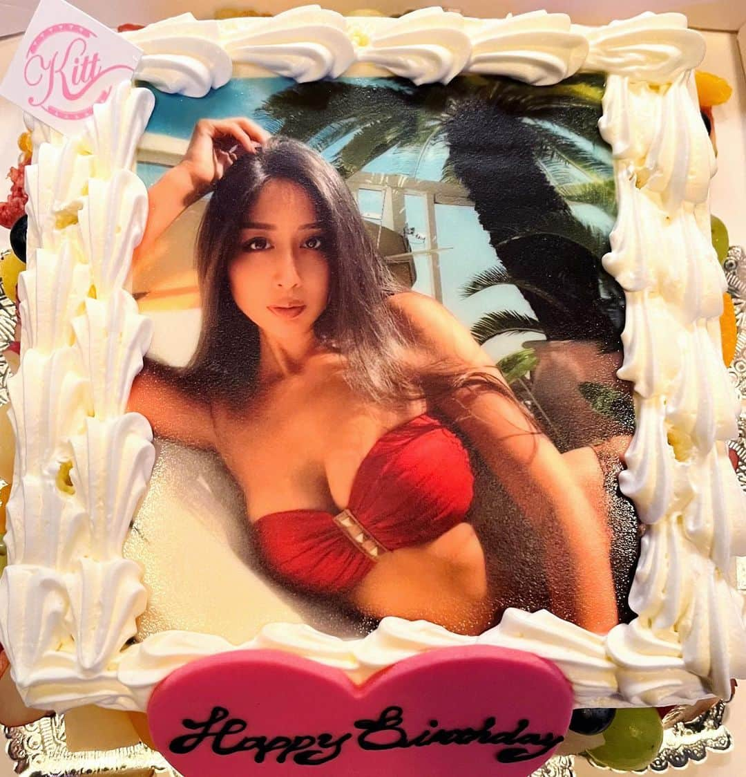 ACOさんのインスタグラム写真 - (ACOInstagram)「Gorgeous✨🎂 ✨ Thanks to @muse_1055   #thankyou #birthdaycake #awesome #suprise」11月14日 17時06分 - acobikini