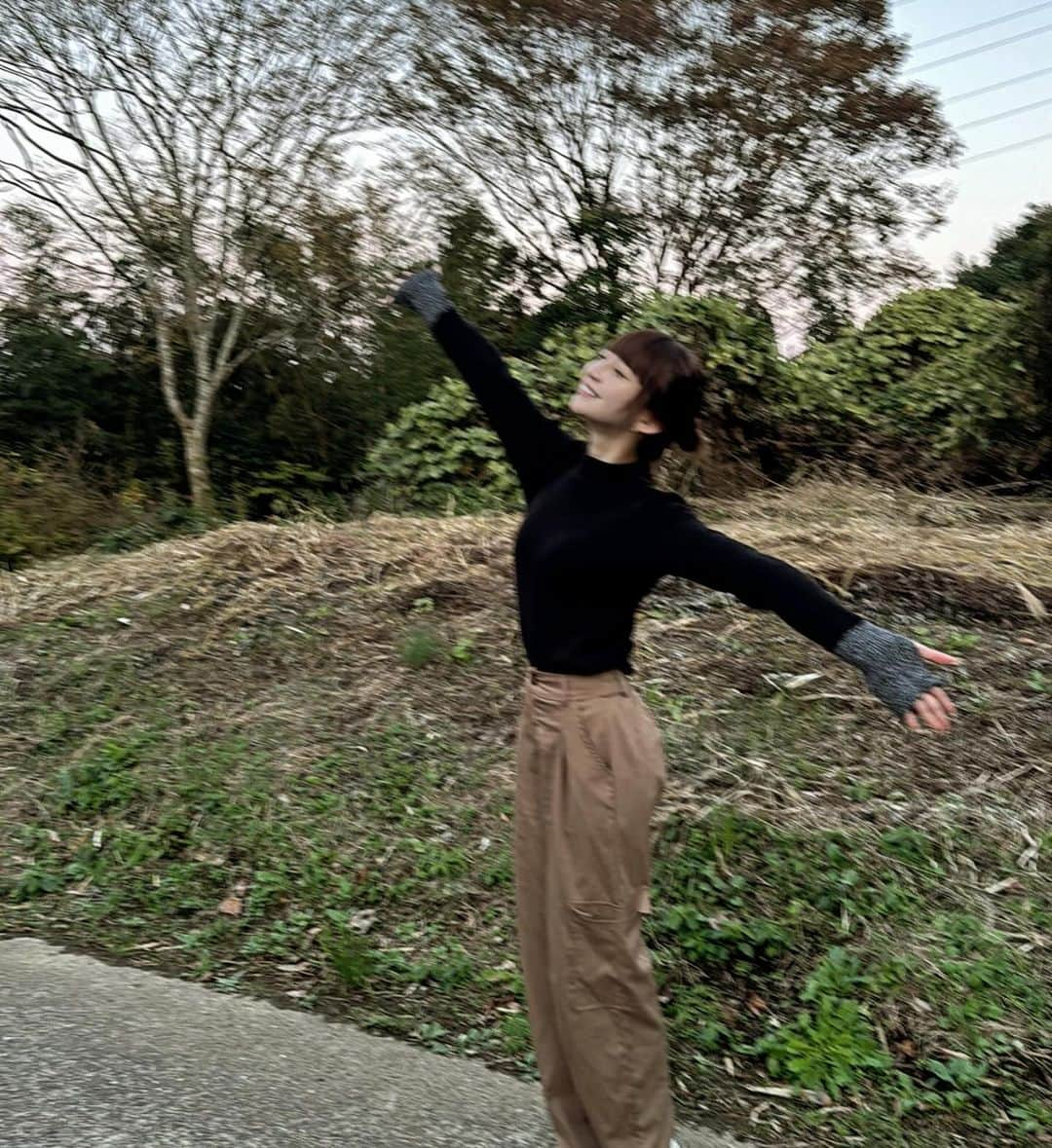 荻野由佳さんのインスタグラム写真 - (荻野由佳Instagram)「1泊2日でグランピング🏕  バスに乗って行ったのですが着いてからの移動法も何も考えていなかったのでどうしたらいいか分からずとりあえず大自然の中を30分ほど歩きました🚶‍♀️💨(帰りはちゃんとタクシー呼べました！笑  爽やかで綺麗な景色の中、サウナに入ってバーベキューして、テントの中は開放感が凄くてあたたかくサイコー！でしたー！ また行きたい¨̮⃝  友達はもちろん家族や恋人とも良いですね😽 とてもおすすめだなぁと思いシェアです！！」11月14日 17時08分 - ogiyuka_ippaiwarae216