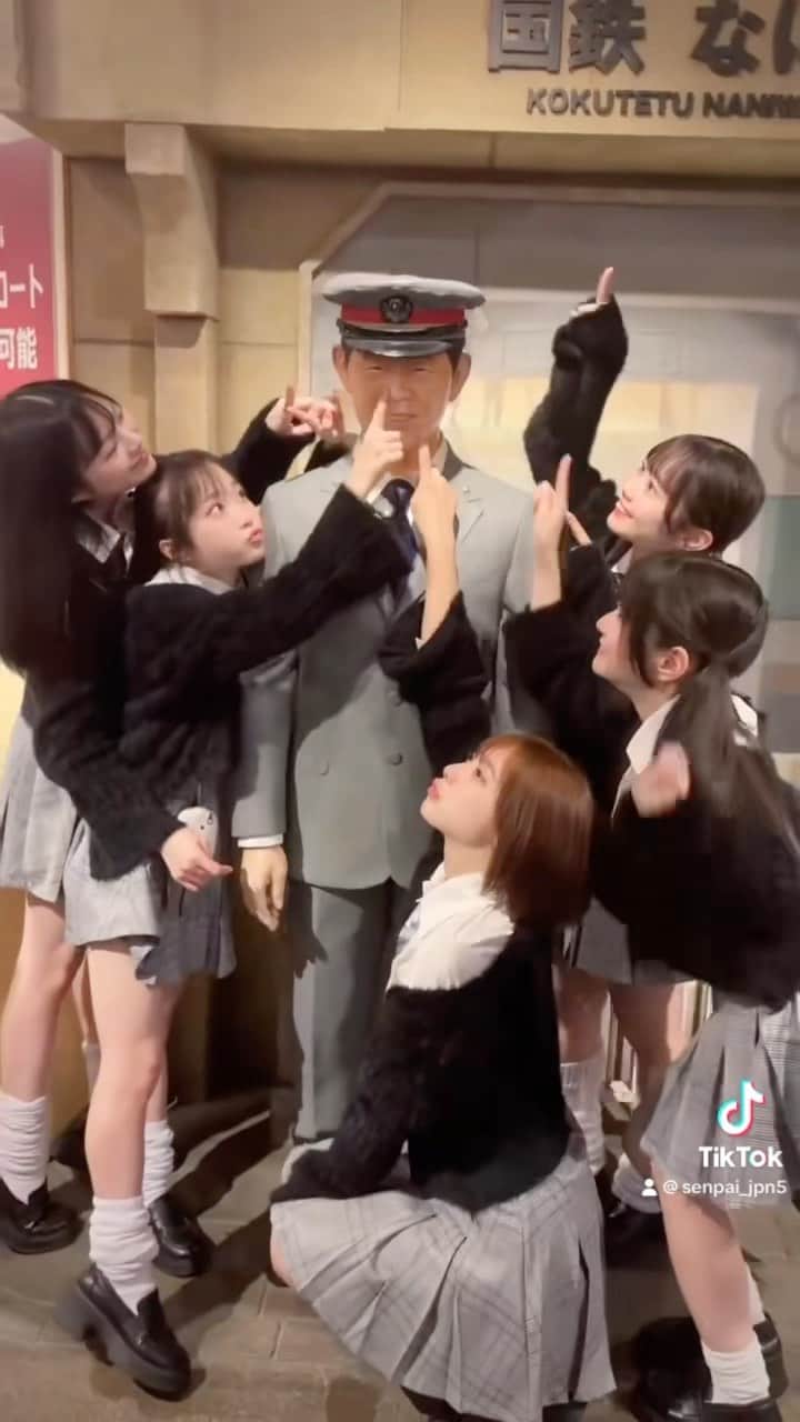 のインスタグラム：「駅員さんにみんなでツンツンしてきた🤣❤️  TikTokも毎日更新してるから見に来てね🦄💓 ＠senpai_jpn5  ⁡ ⁡ ⁡ #ババババンビ  #岸みゆ #水湊みお #小鳥遊るい #近藤沙瑛子 #宇咲 #アイドル #japanesegirl #idol #japaneseidol #大阪 #osaka #なにわくいしんぼ横丁」