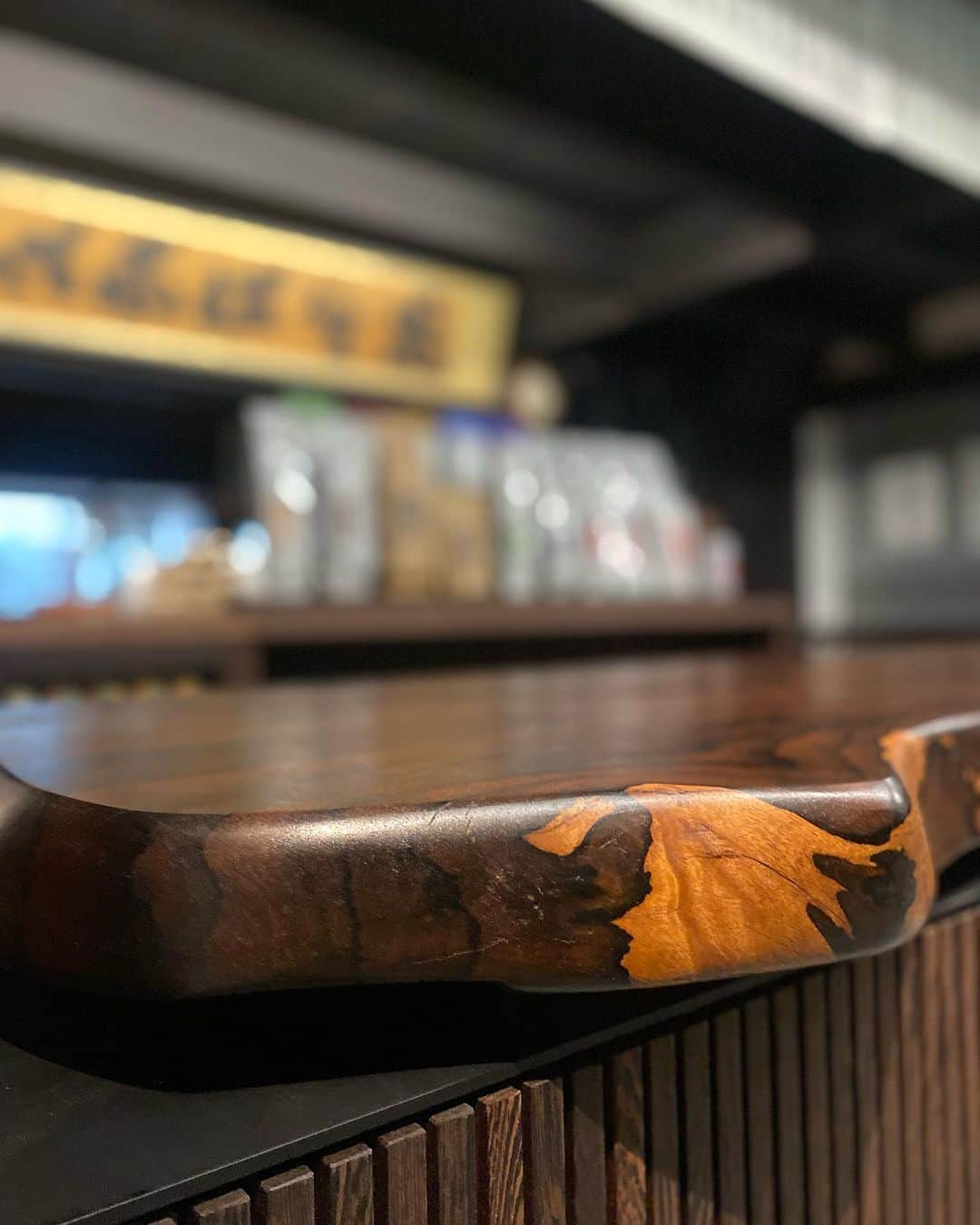 一保堂茶舗のインスタグラム：「寺町通りの本店。明日15日の再開に向けて準備も最終段階。昔の面影も残しながら、ところどころアップデートしております。 喫茶室はおやすみ（12月中旬頃予定の再開）ですが、テイクアウトとお買いものを楽しみにいらしてくださいませ。  Our main store is reopening tomorrow!  #ippodotea #kyoto #mainstore #reopening #庵治石 #stonework」
