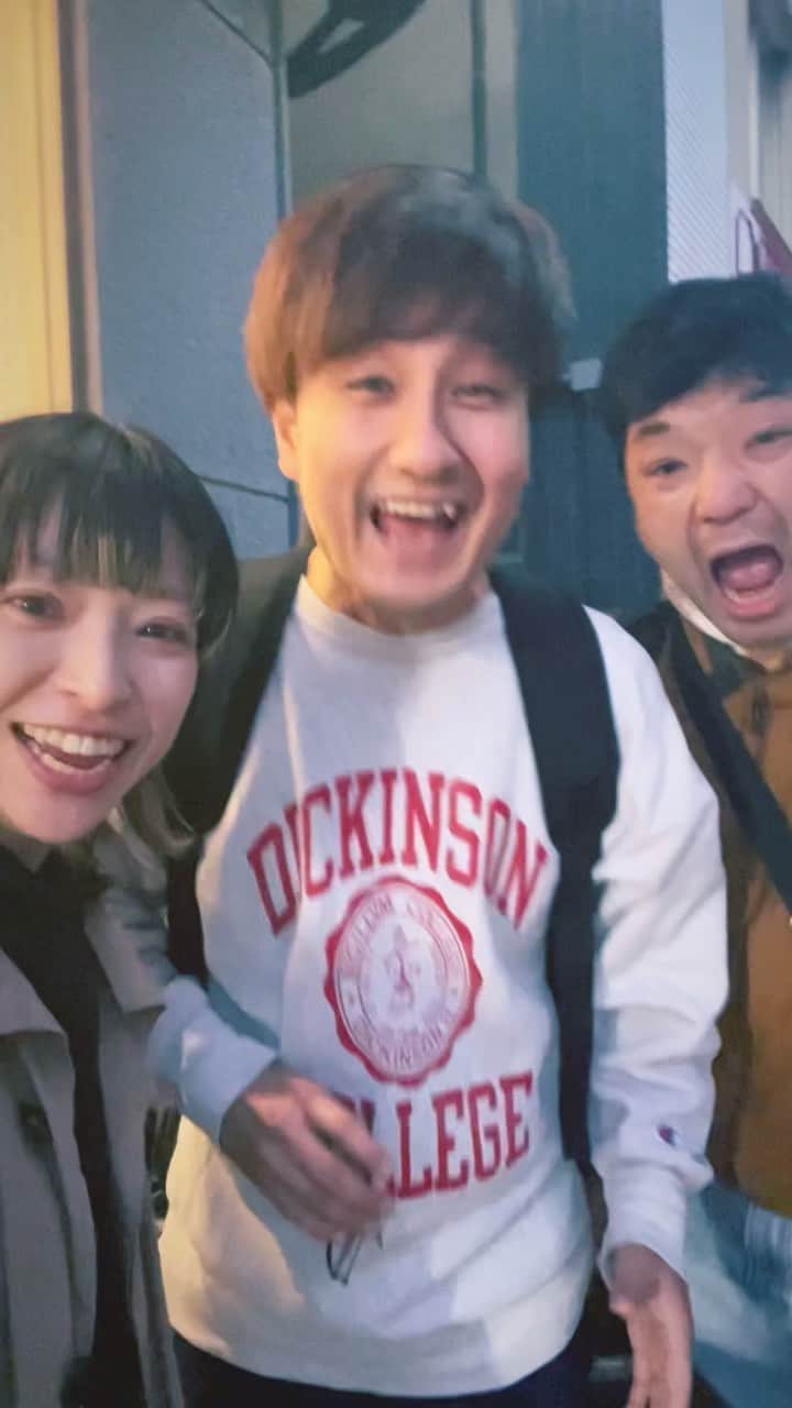 kainatsuのインスタグラム：「京晴のふたりと「東海道音楽紀行」リハーサル！！  お互いの曲もコーラス＆演奏で全編参加して、それぞれの良いところを沢山引き出し合いながらお届けする2公演です！  静岡でほぼ同時期にラジオ番組をスタートさせ、共に17年以上レギュラーを持ち続けてる、「京太朗と晴彦」のふたりはいわば同志。レペゼン高円寺。かなりキャラ濃いめだけど、そのへん色々と帳消しにする(笑)声と曲はほんと素晴らしい。  決して馴れ合いではなく、私はふたりとステージに立つたびに毎回成長させてもらってきました。今回も最高のパフォーマンスで皆さんをお迎えしますので、京晴をよく知らないなぁという方も(特に東京公演!)ぜひこの機会に私たち3人のステージを観てもらいたいです🔥  まずは今週末11月19日！ 三軒茶屋グレープフルーツムーンでお待ちしています！ プロフィール欄のURLからチケット予約受付中です🎟✨」
