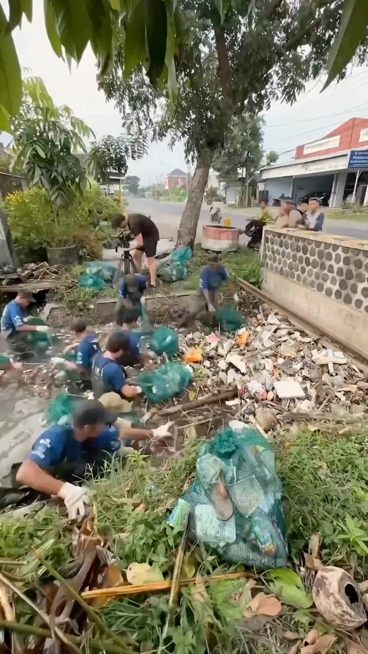 のインスタグラム：「A message from @sungaiwatch - “3 years ago we set out on a mission to stop plastic from going into the ocean, one river at a time, starting in Indonesia. Today, we have 120 full time river warriors cleaning 200 rivers on a daily basis. Thank you to our sponsors, partners, and collaborators for believing in us. Here’s to the next 3 years of cleaning our world’s rivers 💪🌊”  Give them a follow @sungaiwatch」
