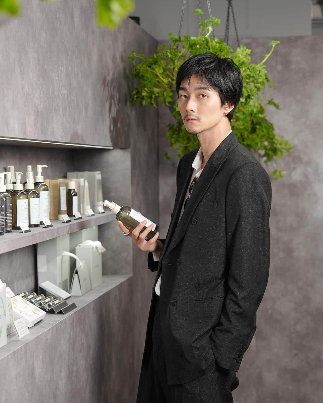 柳俊太郎のインスタグラム：「THREE初のフレグランスの発売を記念したポップアップイベント「THREE ESSENTIAL SCENTS GARDEN」に行ってきました！”Stone”と”Wood”の香りが特に好きでした！ 11月20日までZeroBase表参道にて開催しているのでみなさんも是非！  @threecosmetics #エッセンシャルセンツ #フレグランス #PR」