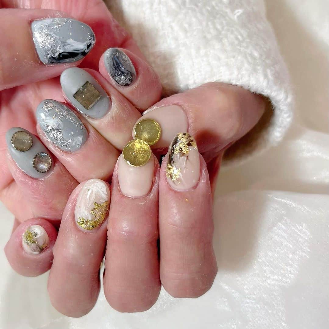 安村幸子さんのインスタグラム写真 - (安村幸子Instagram)「急に寒くなったからなのか手荒れが悪化して、なかなか行けなかったネイルにやっと行けました✨ もちろん絶対的、思い通り以上のデザインに仕上げてくれる @menail1201 へ💅 沢山のパーツがそろってるから、これって言うパーツも毎回必ず見つかる menail●○◻️◼️ 今回もオシャレなデザインに仕上げてくれてありがとう🥹🤍  #menail #nail #blacknail #nailart」11月14日 17時23分 - sachiko.y.523