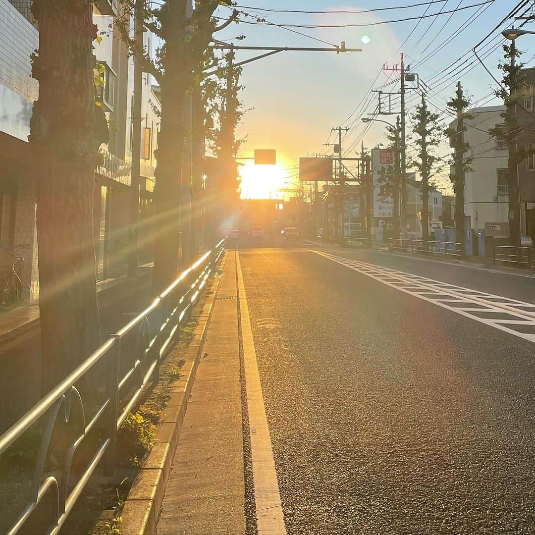 一三のインスタグラム：「眩し過ぎて事故るんじゃないかと思うほど強烈な西日を潜り抜けると，その先にはダイヤモンド富士が。」