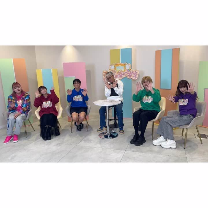 のインスタグラム：「急に人のこと指差す柴田さん🫵🏼長い付き合いさせていただいてますが、本当にお世話になっており大尊敬してますが、とにかく明るい変な人です。  さて先日のええじゃないか！！放送内容をおさらい📺  正社員として働く場所もありながら声優、ナレーター、イラストレーター、動画クリエイター、広告デザイナーなどの専門職を学べる新しい専門学校🏫 #JAC-Academy総合学院　design.jac.0915  長野県中野市のふるさと納税🍇 シャインマスカット美味し過ぎましたぁ、、！ 返礼品で薪🪵って初めて聞いた😂😂 #長野県中野市のふるさと納税  ぜひアーカイブもチェックしてみて下さい☑️」