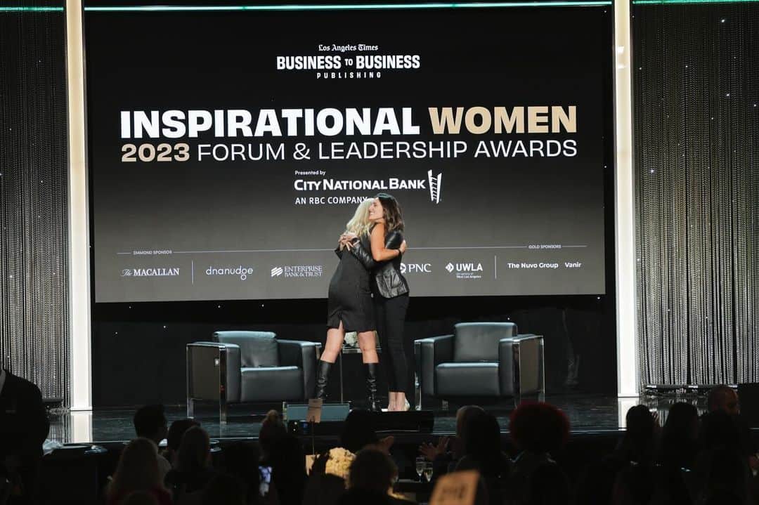 ダニエラ・ルーアのインスタグラム：「Last week I had the priviledge of having a fireside chat at the @LATinesB2B Inspirational Women Awards. @Lindy_loo10 clearly we had no fun…  Let’s do it again sometime ☺️  . A semana passada tive o privilégio de ter uma conversa em palco nos Prémios Mulheres Inspiradoras #LATimesB2B. É óbvio que não nos divertimos nada #LindaDuncombe… Bora repetir um dia destes ☺️  . @citynationalbank  @latimes #inspiringevening」