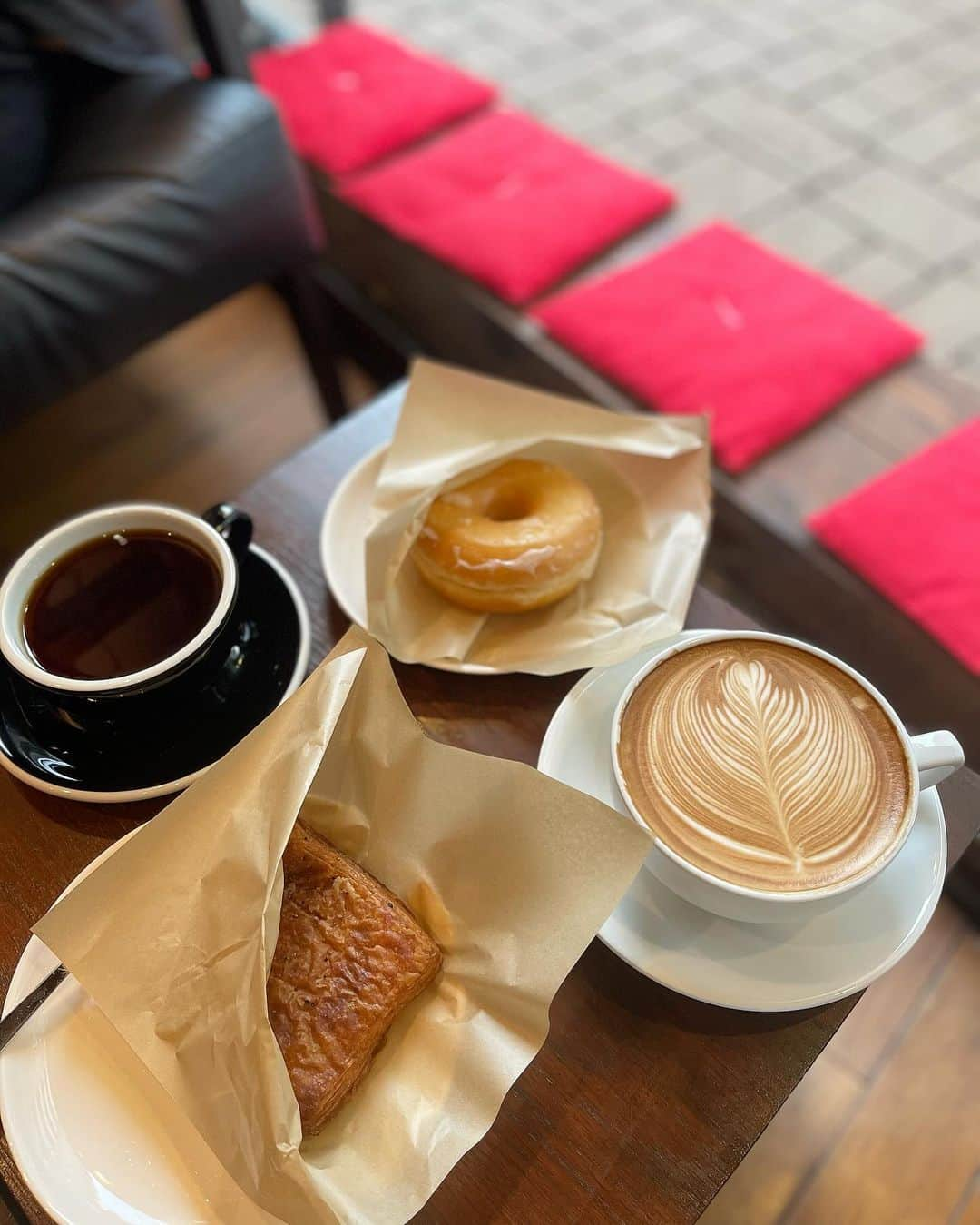 上野仁美さんのインスタグラム写真 - (上野仁美Instagram)「. ⁡ ⁡ 気になってたカフェへ行けた週末☕️ 前はうどん屋さんだったお店がほぼほぼそのまま。すっごく落ち着く雰囲気に、思いのほか長居してしまいました😌 居心地良すぎて目無くなってます😚 ⁡ 娘は迷わずシュガードーナツ🍩 確かにドーナツのフォルムって惹かれちゃう💖わかるわかる🥹 ⁡ ⁡ 寒さを感じる日も増えましたね。 皆様ご自愛くださいませ✨ ⁡ ⁡ #麻布十番カフェ #streamercoffee #シュガードーナツ 🍩」11月14日 17時21分 - hitomi0502_u