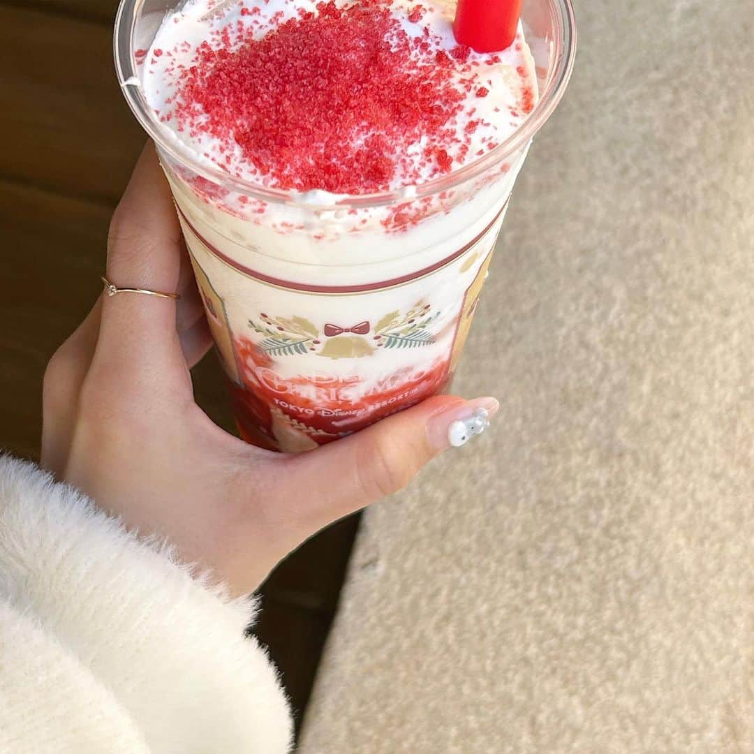 のインスタグラム：「︴𝑐ℎ𝑟𝑖𝑠𝑡𝑚𝑎𝑠 𝑑𝑖𝑠𝑛𝑒𝑦 , 𝑓𝑜𝑜𝑑  𓂃𓈒𓏸   ディズニーで食べたものたち🥖🤍 クリスマスフード美味しかったすぎる~ !!!  なんか今回のディズニー1日中食べてた気がする💭 （ これ以外にもまだ食べてる ）  . . . #tokyodisneysea #disneysea #disney #ディズニーシー #クリスマスディズニー #ディズニーフード」