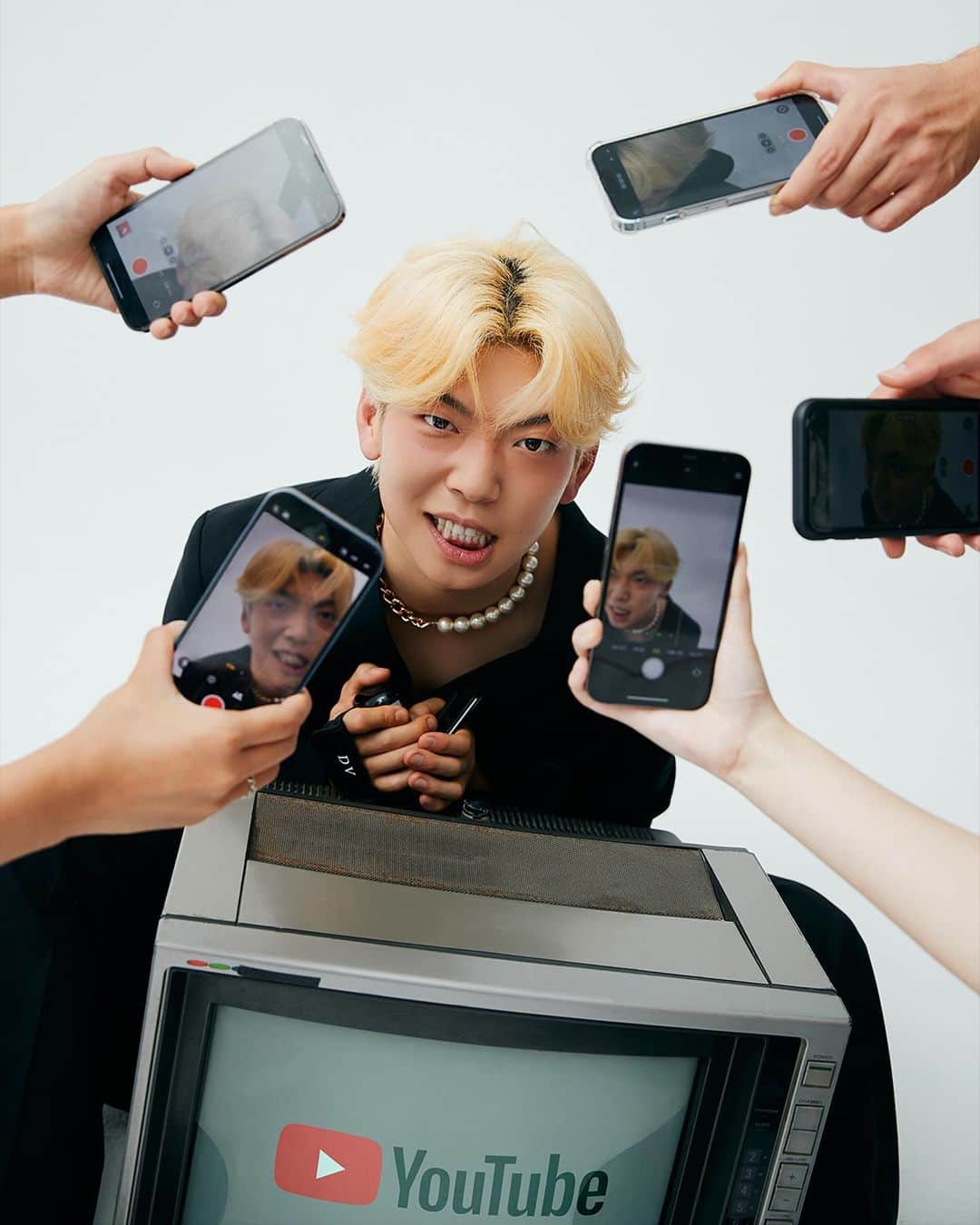 YouTubeのインスタグラム：「We had a chat with a visual art creator @roxanne.888 this week! He believes that even if he has an amazing video and final product, the process of going through it is just as important - and that's what drives him to create on YouTube. What's next for him? - creating something with his viewers and subscribers - who have been with him and his team and their journey all along ✨  유튜브 크리에이터 @roxanne.888 님과 이야기를 나누어 보았어요! 크리에이터 백란님은 채널을 키워나가는 성장 중인 크리에이터로써 목표한 결과가 나오기까지의 시간과 노력, 그리고 그걸 만들어내는 사람들의 열정을 담아내고 싶었다고 해요. 2024년에는 영상을 보는 모든 구독자분들과 함께 대형 콘텐츠를 만들고 싶다고 하시네요✨」