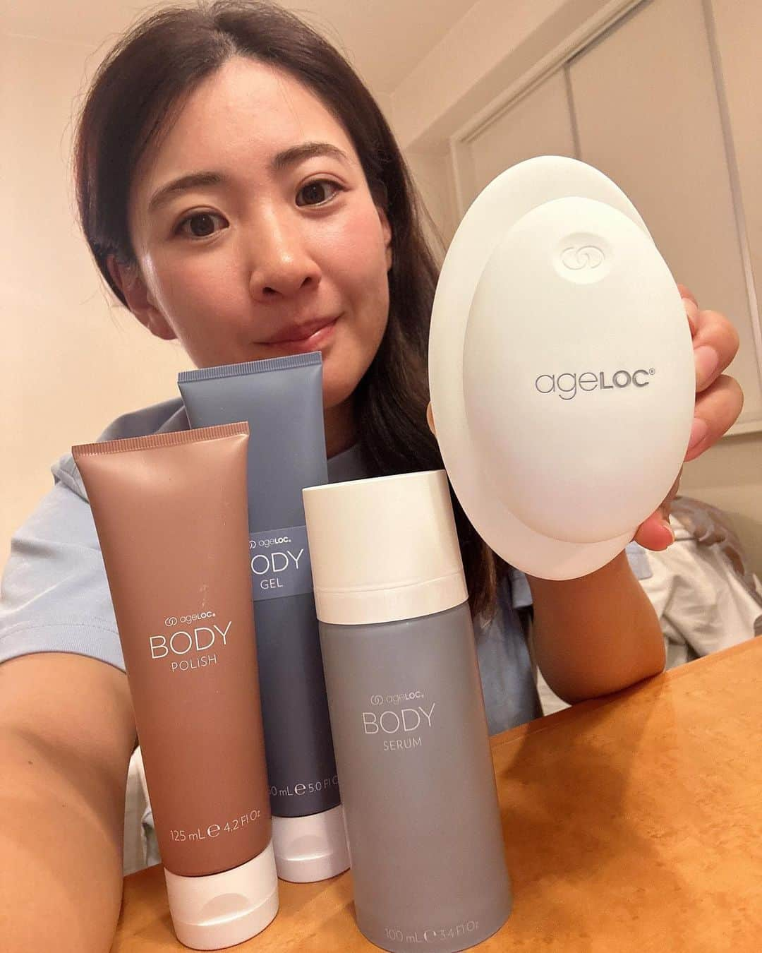 永井花奈のインスタグラム：「お気に入りアイテムを紹介！ IoT搭載の美容機器「ageLOC ウェルスパ iO」。 気分をスッキリ整えたいときや、トレーニング後のクールダウンに、サクッとお手入れできるのがいいですね。「ととのう」「メリハる」「ゆるむ」の3つのモードで、ライフスタイルに合わせて使い分けています☺️ 洗い流さないタイプの専用ジェル。とってもいい香りで、リラックス タイムにもピッタリ。 専用アプリと連動すると好みのモードを選んだり、習慣化をサポートしてくれたりするので、楽しく続けられそうです！  #ウェルスパiO #ウェルスパ  #カラダ水脈  #IOT家電  #家庭用美容機器 #ニュースキン #nuskin @nuskin_japan」