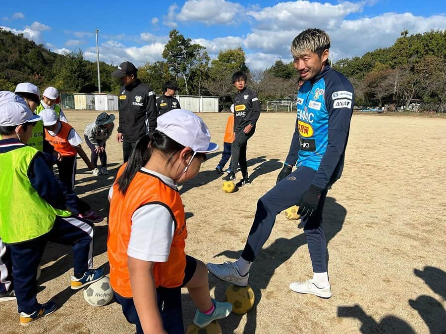 櫻内渚のインスタグラム：「愛媛県立今治特別支援学校に訪問し、サッカー教室に参加してきました。 子供達から、最後まで頑張れるパワーをもらってきました🔥 残り3節、自分らしく全力で楽しみます。  #fc今治 #突き進め光射す方へ #3」