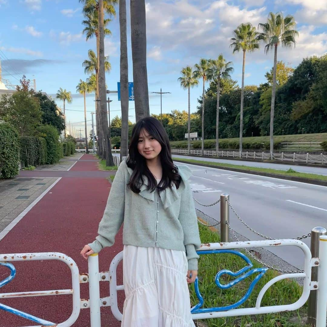 葉山さらのインスタグラム：「南国気分🌴  #お仕事終わり #駅までの帰り道 #椰子の木 #可愛いガードレール #本日のさら #葉山さら」