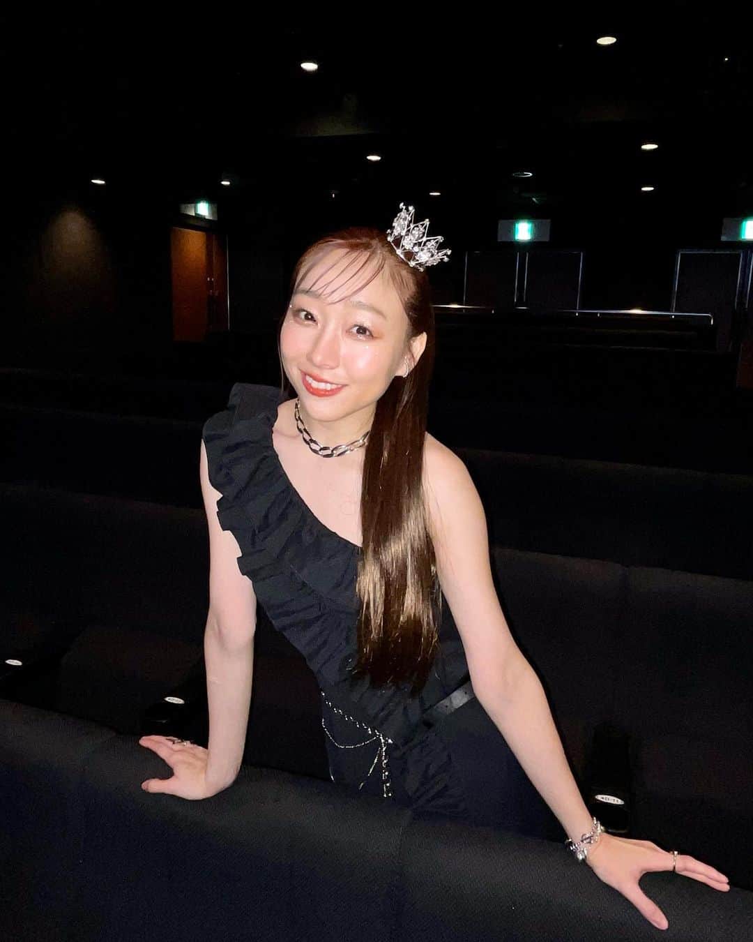 須田亜香里さんのインスタグラム写真 - (須田亜香里Instagram)「黒のあかり🖤🦋  11月4日 東京 昼夜のお写真どーん ありがとうございました👑 アクセサリーは名古屋で使っていたものに、ゲスト出演してくれたゆりあのブランドのアクセサリー( @infini8_official )を組み合わさせてもらったよ💍  幸せなお誕生日を本当に本当にありがとうございました。 また来年もイベント出来るように、それまでに成長出来るように、みんなに胸を張れるよう頑張ります🌱 #サーティートゥー #須田亜香里衣装」11月14日 17時25分 - akarisuda