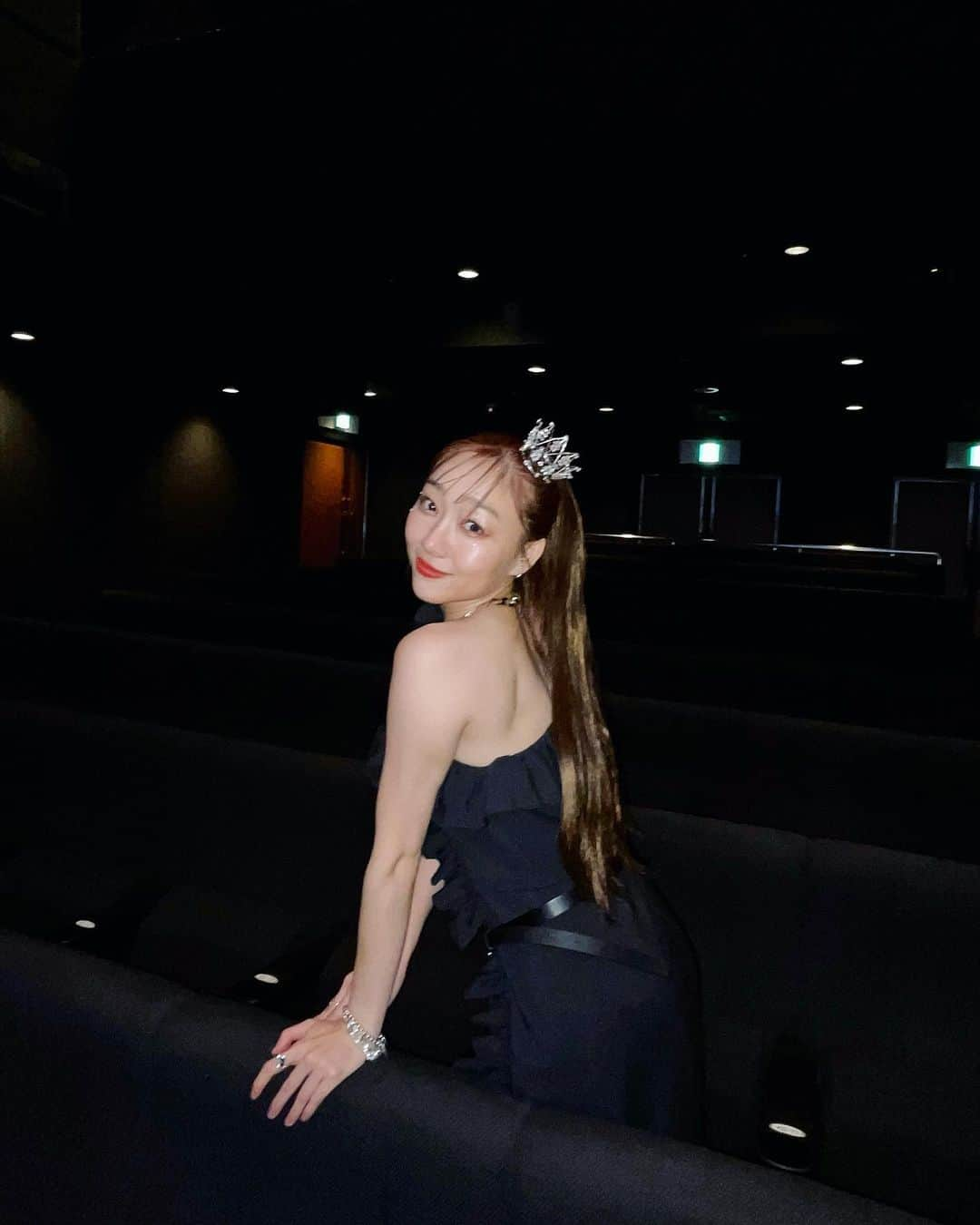 須田亜香里のインスタグラム：「黒のあかり🖤🦋  11月4日 東京 昼夜のお写真どーん ありがとうございました👑 アクセサリーは名古屋で使っていたものに、ゲスト出演してくれたゆりあのブランドのアクセサリー( @infini8_official )を組み合わさせてもらったよ💍  幸せなお誕生日を本当に本当にありがとうございました。 また来年もイベント出来るように、それまでに成長出来るように、みんなに胸を張れるよう頑張ります🌱 #サーティートゥー #須田亜香里衣装」