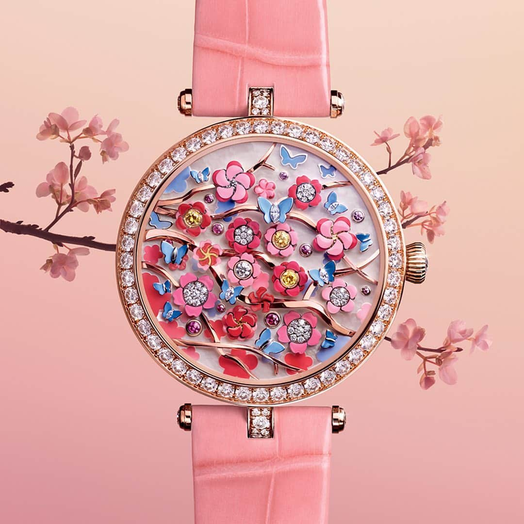 ヴァンクリーフ&アーペルのインスタグラム：「The Lady Arpels Heures Florales Cerisier watch invites you to tell the time with flowers. Every 60 minutes, the flowers blossom and close in a random pattern, renewing the dial's scenery.   The Lady Arpels Heures Florales Cerisier watch was awarded the prestigious Innovation Prize at the Grand Prix d'Horlogerie de Genève 2022.   @gphg_official #GPHG #GPHG2022 #PoetryofTime #VanCleefArpels」