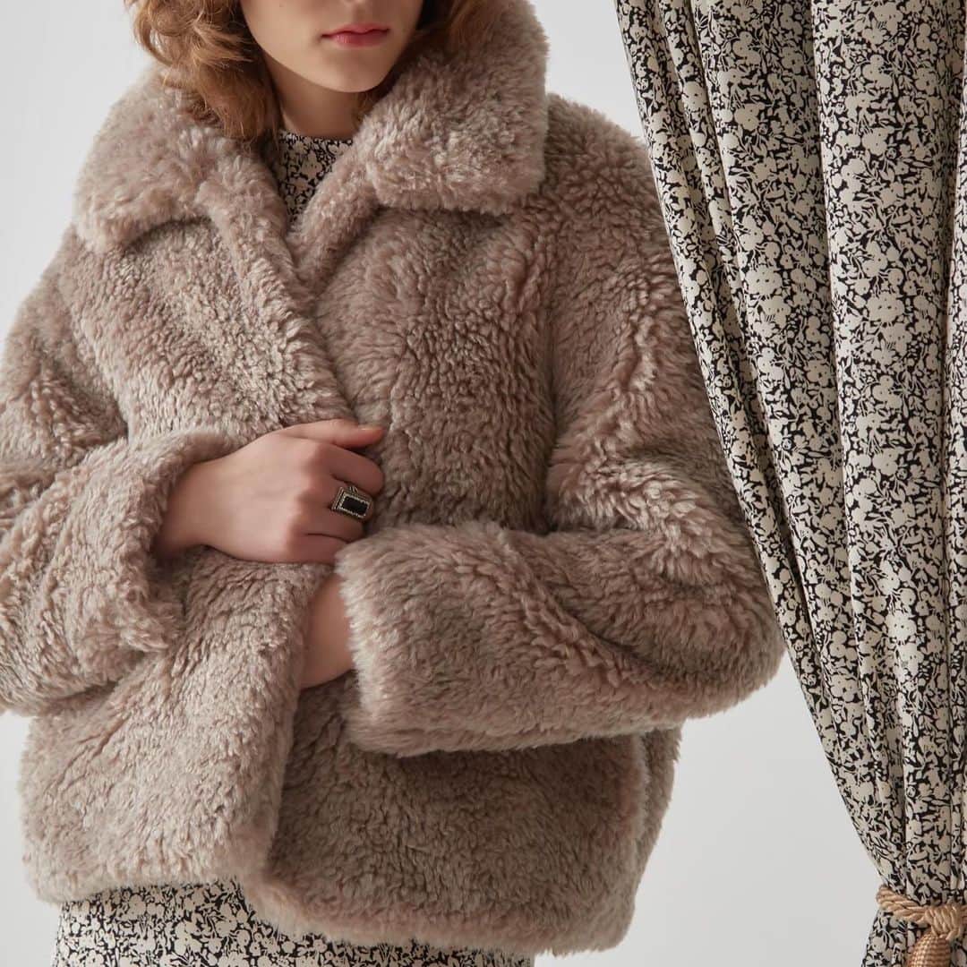 TIARAさんのインスタグラム写真 - (TIARAInstagram)「"Outer Collection"  TIARAの冬アウター。 定番のロングコートから 今年らしいショートコートまで、 型数豊富にご用意しております✨　  上質で長く着られるTIARAのアウターは、 時代に左右されないクラシカルなデザインと 女性らしい綺麗なシルエットです。  是非店頭・オンラインストアにてご覧くださいませ。」11月14日 17時35分 - tiara_melrose
