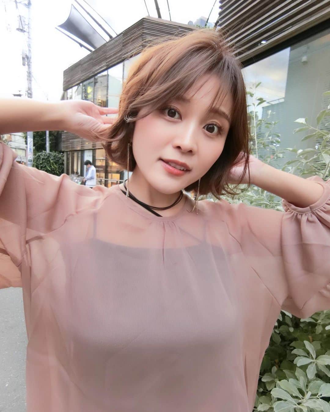 東紗友美のインスタグラム：「巻き髪記録📝REST表参道にて。 ボブで26.5ミリコテで巻くと、 軽やかさが出て、抜け感でますね。 思わず自分の髪に触りたくなる柔らかさ。 冬はふわふわ、良いですね⛄ 自分を大切にしている人、自分を大事にしている人って男女問わず魅力的だと私は思うのですが、普段のストレートも好きですが髪をちょっと巻くだけで''その感じ''を、マシマシにできるが良いですよね🎀 #ボブ #ボブアレンジ  #ボブヘアアレンジ  #REST表参道 @rest.omotesando  @yusuke.hoshino.1105  #星野優介　✂️」