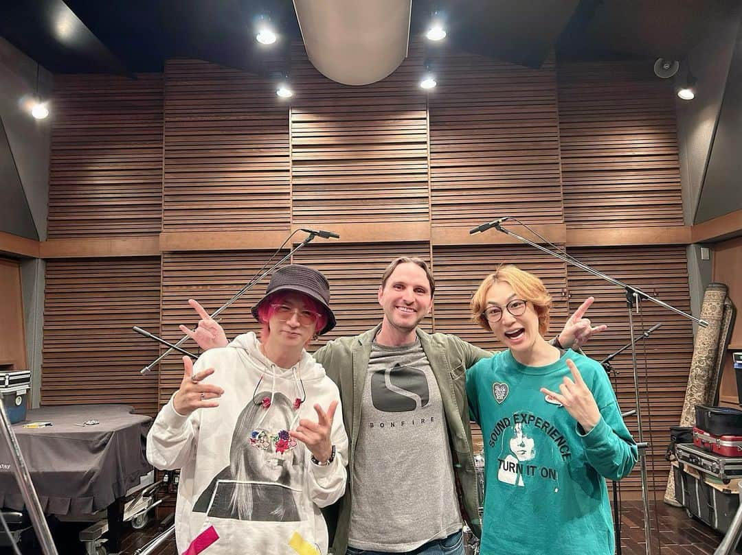 Ikuoのインスタグラム：「今日はレコーディングでした！ ドラムは青山英樹！ 作家さんはEvanCallさん！ IKUO、英樹コンビといえばやはりゴリゴリ曲w 楽しいレコーディングでした！  #ikuo #青山英樹 #evancall」