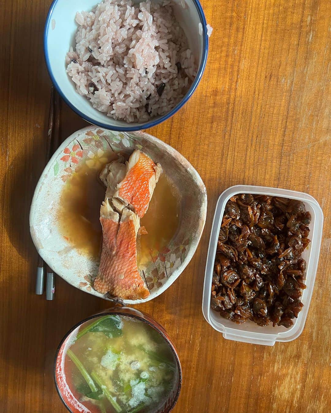 ヨネスケのインスタグラム：「お赤飯と、金目鯛と、あさりの佃煮、ホーレン草の晩ごはん」