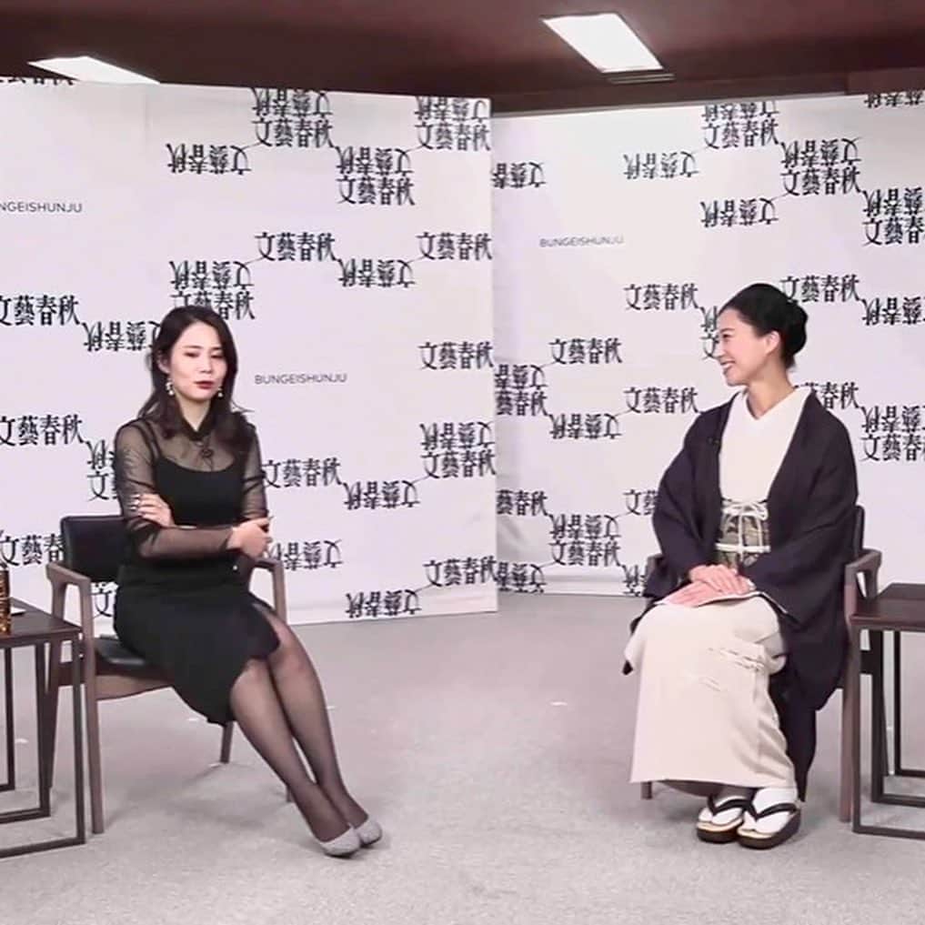 のインスタグラム：「文藝春秋で鈴木涼美さんとジャニーズ問題の対談。 1時間半かけてじっくり話してこそ生まれる、落ち着いた見方というものがあるのではと思っています。 さいきんは寒いので、しょっちゅうきものを着ています。  今朝のあさごはんは久しぶりに鯵のひらき。 カニサラダは生の玉ねぎとカニと、マヨネーズ、お醤油ぽっちり、胡麻ペースト、そしてすだちをたっぷりと絞って。 なんか懐かしい味。  最後の一枚は、寝室に飾ったAkiko Kondoさんの絵。新月です。」