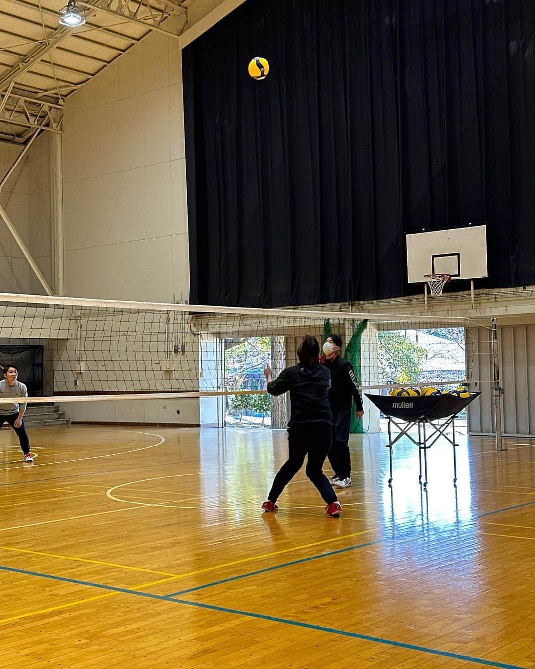 大山未希さんのインスタグラム写真 - (大山未希Instagram)「🏐  【アスリーチ】  今回は静岡県！！  富士市立富士見台小学校 県立富士特別支援学校富士宮分校  ５枚目の写真見てもらうとわかる通り とてもキレイなおじぎ。  そして転がってきたボールをとってあげると みんな大きい声で「ありがとうございまーす」と 言ってくれるすてきな子達でした🩵  高校生もとてもキラキラした目でこちらを 見てくれるのでちょっと照れました🫣 プレゼントもありがとう！ 　 　 さてさて！ 次回は岐阜県ですよー！！  岐阜のみなさまよろしくです🫡  #スポーツ庁 #日本テレビ #アスリーチ #ドリームコーチング #静岡県 ↓」11月14日 18時00分 - miki_oyama1003