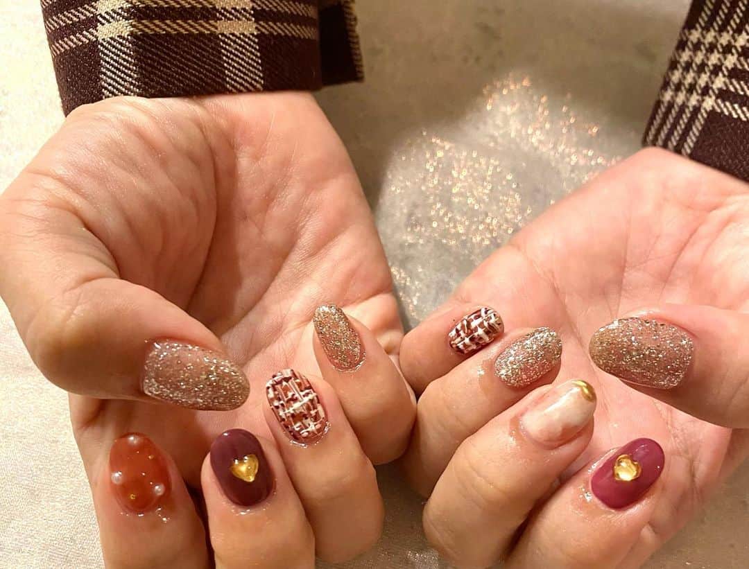大庭彩歌のインスタグラム：「new♥️nail いつも可愛くして頂いてて、 今月は全おまかせでオーダーしました✨  めちゃくちゃ可愛い！！  ずっとネイル見てしまうくらい惚れました🤍笑  いつもありがとうございます❤︎ @nailpom_nico」