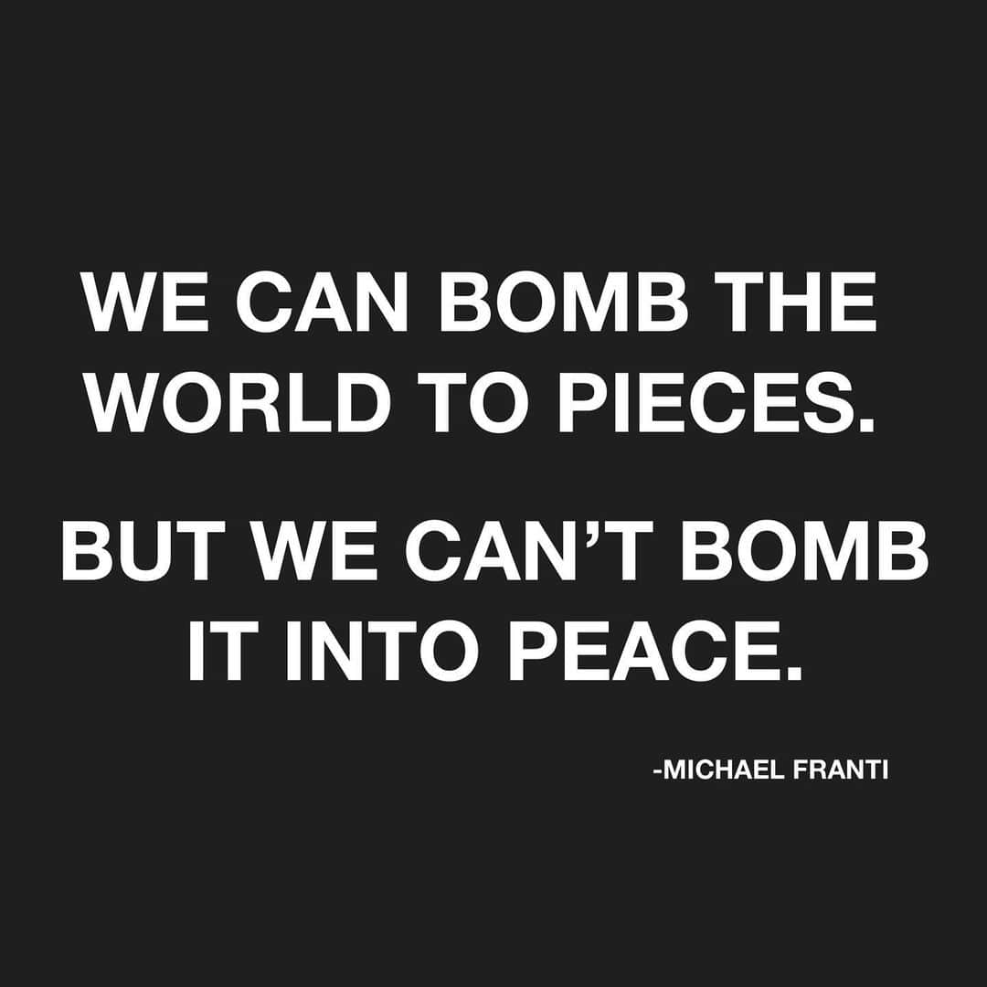 マイケル・フランティのインスタグラム：「Full stop. ✋🏽✌🏽💔💪🏽🌎🌍🌏 #ceasefirenow」