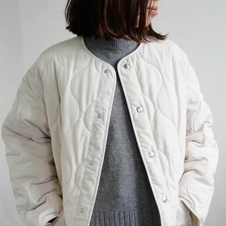 のインスタグラム：「冬アイテム沢山並べました  ここ最近の急な冷え込みで冬アイテムのリクエストをいただくことが増えたので、店内に冬アイテム増やしました。 アウターやニットなどバリエーション豊富にご覧いただけます。 そしてストーリーではご案内しておりましたがトラバイユマニュアルのリブカットソーが再入荷しております。 早速のご購入やお取り置きも。 まだ在庫の余裕はありますのでご検討くださいませ。  さて本日はマッキントッシュフィロソフィーのキルティングジャケットをご紹介。 一般的なイギリスもののキルティングに比べて張りが少なく、柔らかい素材を使用しています。 上品な光沢も魅力。 サイズ感はオーバーサイズのインナーも着れますが、見た目が大きく見えないのもポイント。 サイドの裾部分がボタンで開閉できて、スリットを入れることも可能。 トラッドな上品さのあるキルティングジャケットです。  キルティングジャケット MACKINTOSH PHYLOSOPHY  ニット lelill  パンツ FANTASTIC DAYS  モデル/ #150cm @circle_kayoko   @monochro_circle   #circle #circle_saga #サークル #サークル佐賀 #ootd #大人カジュアル #selectshop #セレクトショップ #セレクトショップ佐賀#レディースセレクトショップ #fashion #styling #ファッション #佐賀県 #佐賀市 #佐賀 #cafe #佐賀カフェ #mackintoshphilosophy #マッキントッシュフィロソフィー #キルティングジャケット」