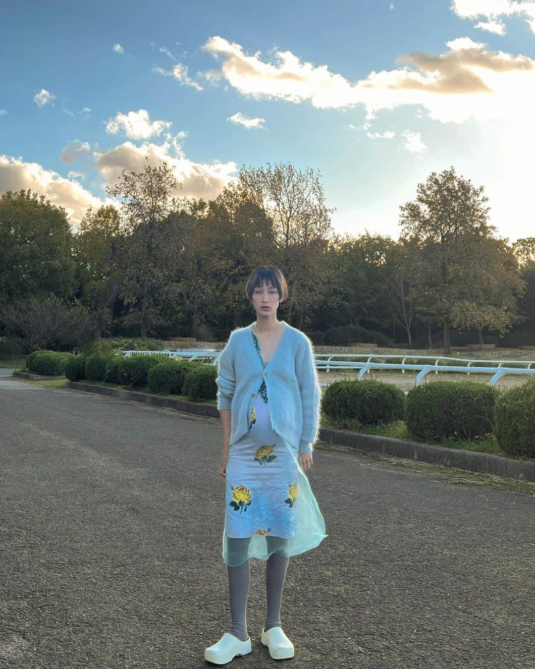 浦川望美のインスタグラム：「奇跡的に着れたスカートのバランスが好き。 (お腹さえ入れば着れることに気付く) 今しかできないスタイリング、慌てて記録しだす」