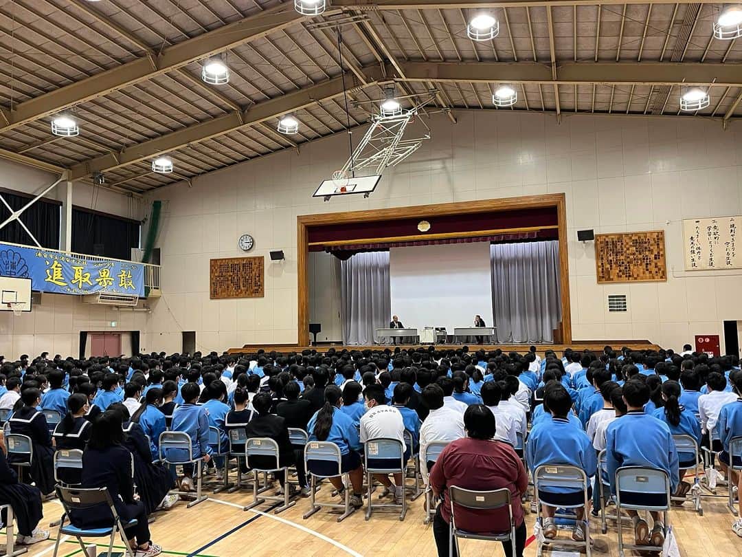 森田釣竿のインスタグラム：「母校⚓️浦安中学校での「浦安魚市場のこと」上映会終了後に恩師であります小澤力雄先生との対談形式で登壇。夢のようでした。」