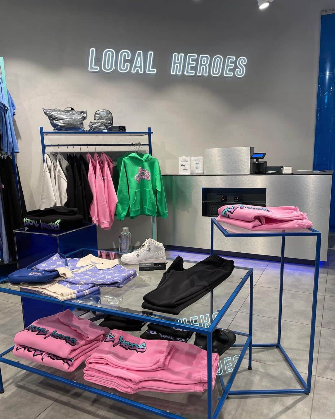 LOCAL HEROESのインスタグラム：「my comfy space 🛍💗🎀 / @localheroesstore_poznan」