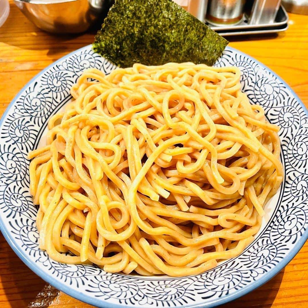 渡部おにぎりさんのインスタグラム写真 - (渡部おにぎりInstagram)「【マンモス】渋谷  ・つけ麺 味玉のせ  やばい！美味い！！ こってりスープにゆずがこれまた合いますね〜！！ ボリュームもあってかなり嬉しいお店だね！！ ご飯も置いて〜笑 さんだるさん！ごちそうさまでした😆🙇‍♀️  #飯テロ#グルメ#日本美食#全国美味いもの巡り#外食#東京グルメ#instafood#yuumy#金の国#渡部おにぎり #渋谷#渋谷グルメ#ラーメン#つけ麺」11月14日 17時52分 - watabe_onigiri