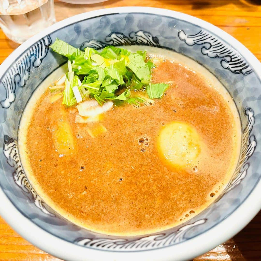 渡部おにぎりさんのインスタグラム写真 - (渡部おにぎりInstagram)「【マンモス】渋谷  ・つけ麺 味玉のせ  やばい！美味い！！ こってりスープにゆずがこれまた合いますね〜！！ ボリュームもあってかなり嬉しいお店だね！！ ご飯も置いて〜笑 さんだるさん！ごちそうさまでした😆🙇‍♀️  #飯テロ#グルメ#日本美食#全国美味いもの巡り#外食#東京グルメ#instafood#yuumy#金の国#渡部おにぎり #渋谷#渋谷グルメ#ラーメン#つけ麺」11月14日 17時52分 - watabe_onigiri